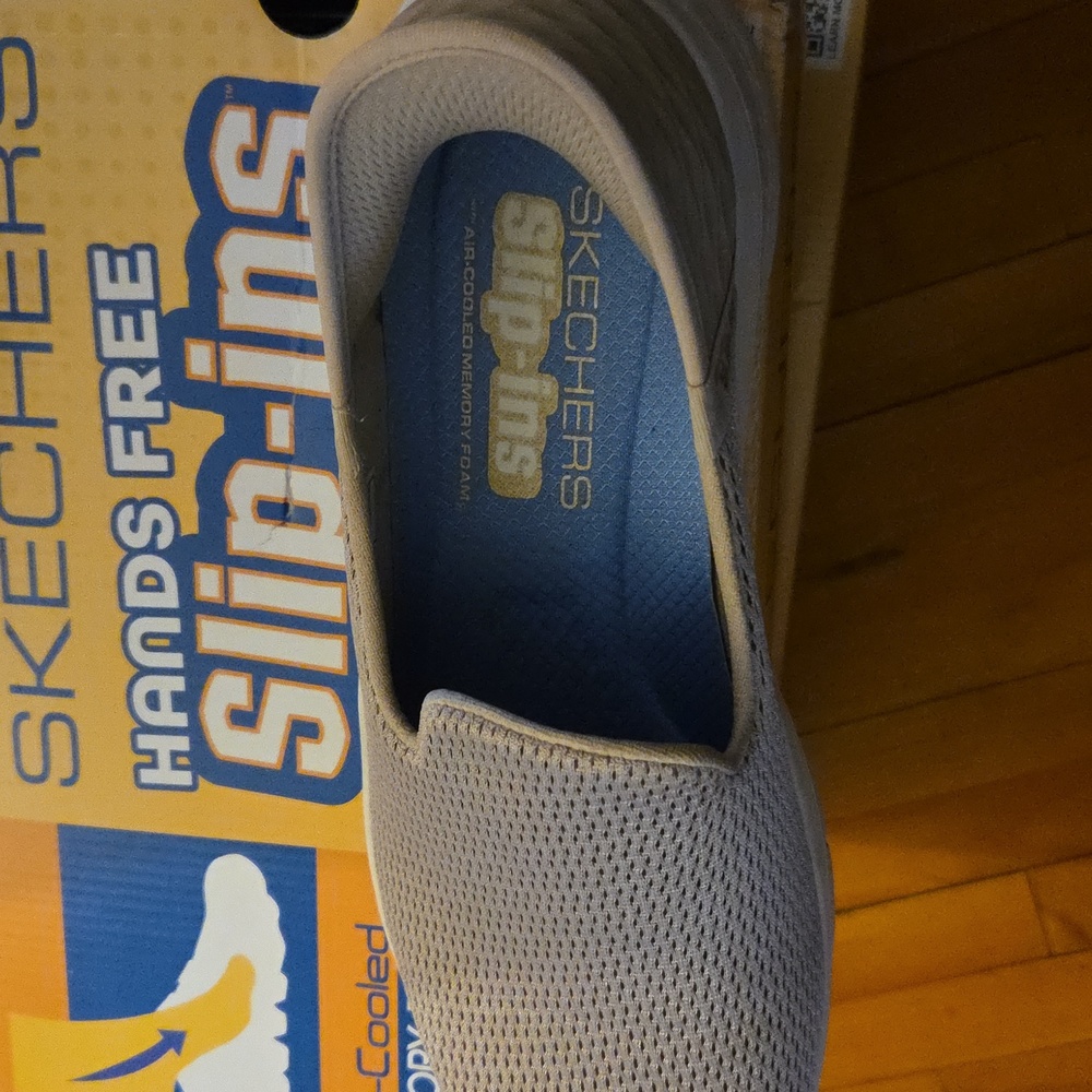 Skechers Womans Like NEW Hands Free Slip-On Sneaker in Light Taupe - Picture 5 of 7